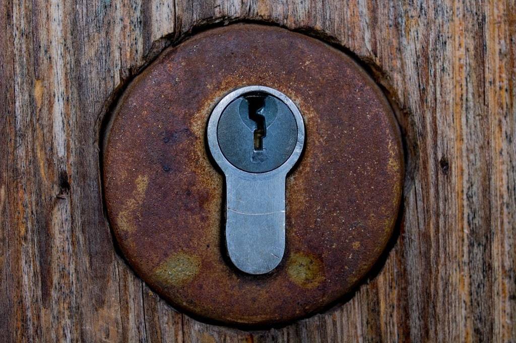 Comment ouvrir une porte claquée sans serrurier ?